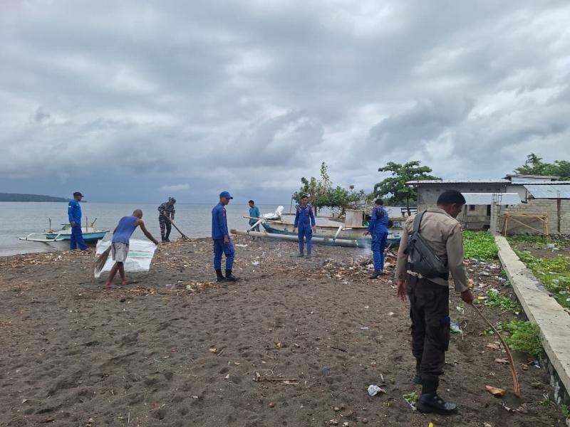 Kapal Polisi XXI-2014 Ditpolairud Polda NTB Rutin Laksanakan Bersih Pantai di Dusun Sigi Dompu