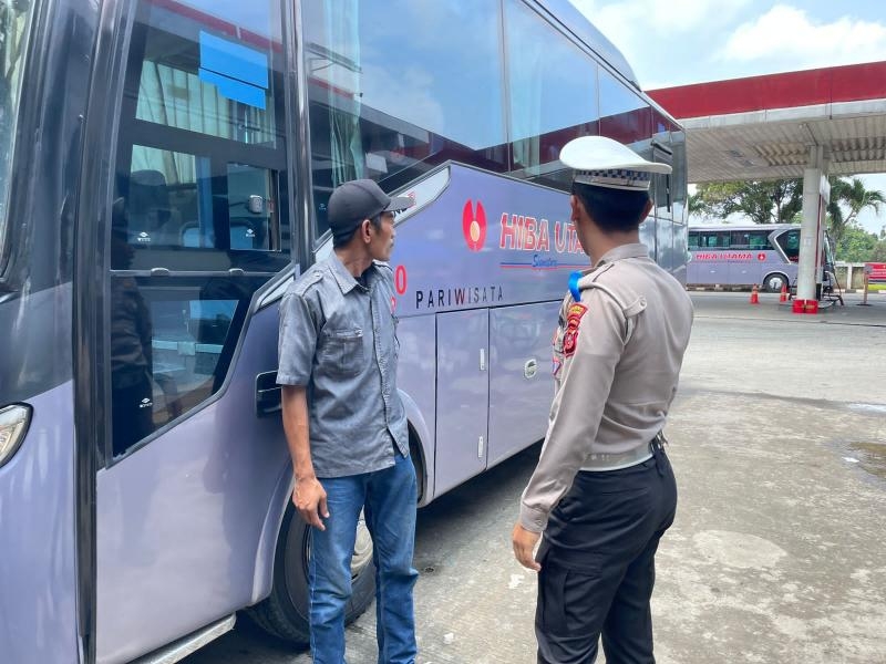 Momen Satlantas Polres Karawang Uji Kelayakan Otobus melalui Pelaksanaan Ramp Check