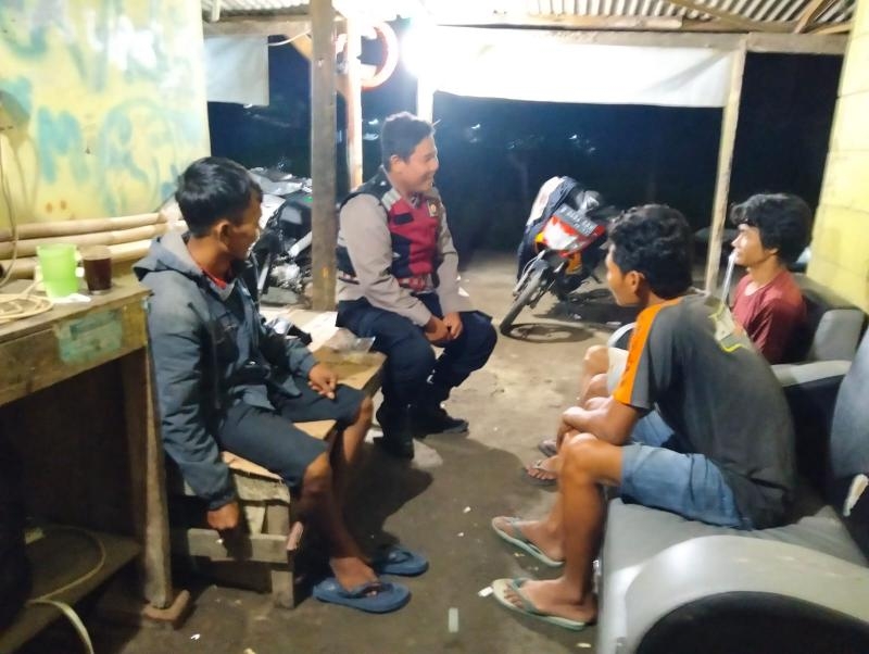 Aipda Arif Anggota Polsek Batujaya Sambangi Masyarakat Desa Batujaya pada malam hari