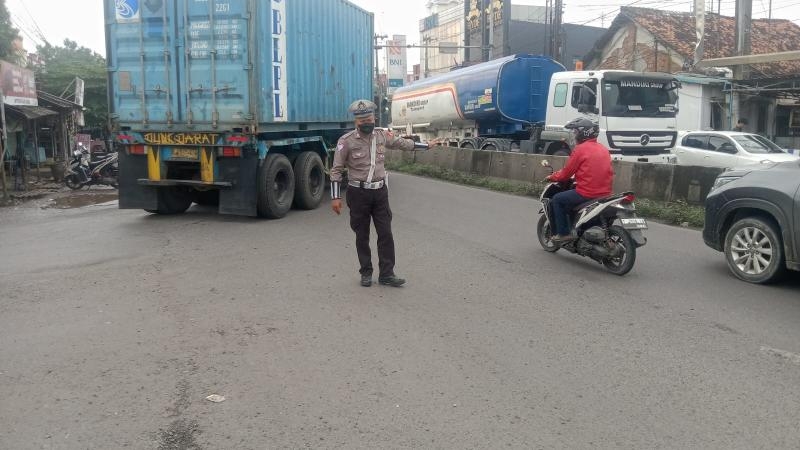 Unit Lantas Polsek Klari Berikan Pelayanan Keamanan dan Keselamatan Melalui Gatur Lalin
