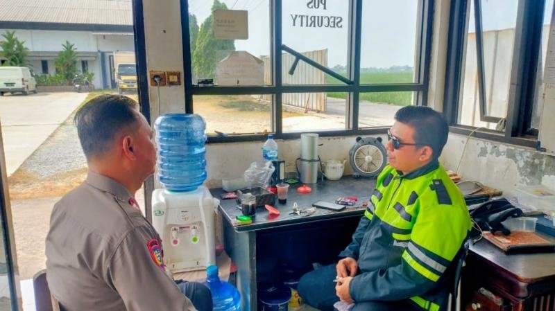 Bhabinkamtibmas Polsek Telagasari Laksanakan Sambang dan Sampaikan Pesan Kamtibmas di Desa Binaan