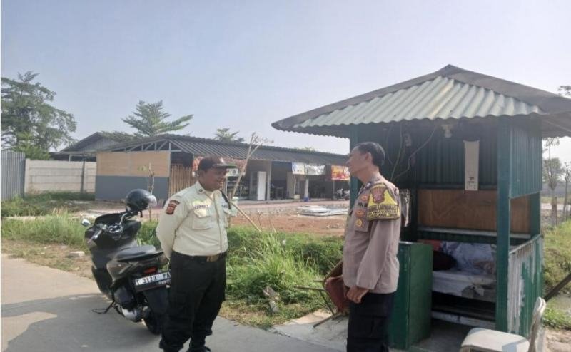 Bhabinkamtibmas Desa Pinayungan Sambangi Mitra Keamanan Perum Emerald Neopolis