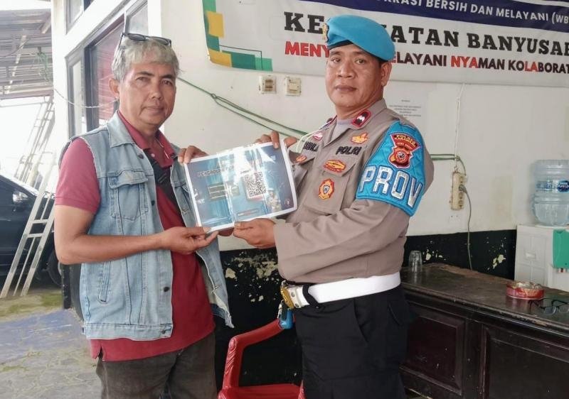 Anggota Polsek Banyusari Melaksanakan Giat Sosialisasi QR Barcode ke Masyarakat Pengaduan ke Divisi Propam Polri Bidpropam Polda Jabar