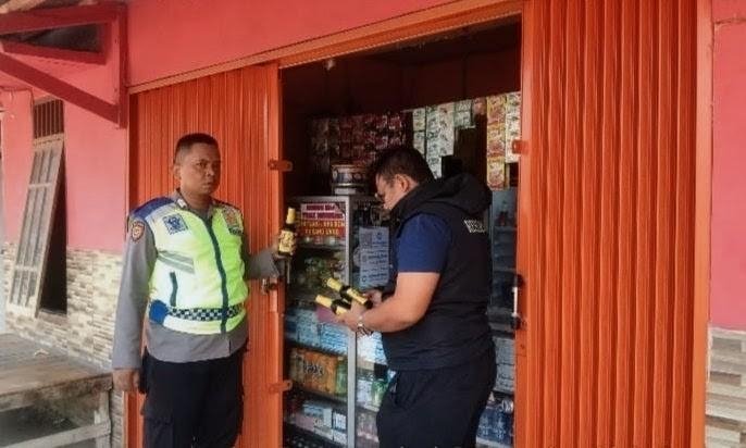 Personil Gabungan Polsek Rengasdengklok Gelar Ops Sasaran Miras Antisipasi Gangguan Kamtibmas