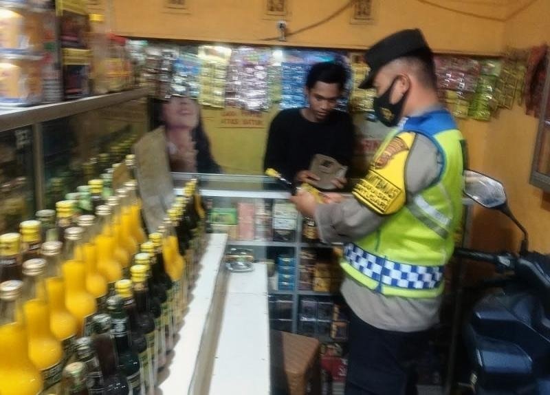 Upaya Giat Sambang Anggota Prekat Polsek Banyusari Gelar Razia Miras Demi Ciptakan Situasi Kamtibmas Kondusif
