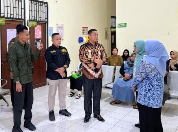 Pastikan Layanan Publik Berjalan Optimal, Plt Bupati Bekasi Sidak Kecamatan dan Puskesmas
