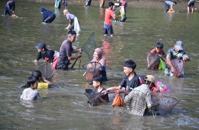 Serunya Gobyag Lauk di Situ Arja, Warga Kuningan Turun ke Air Sambut Lebaran