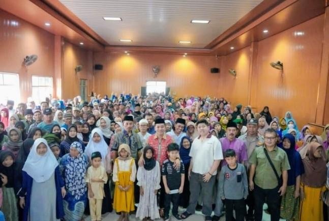 Pulang Membawa Kepedulian, Aep Syaepuloh Santuni 702 Warga Anggadita