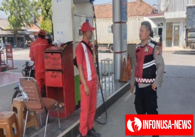 Kunjungi SPBU, Prekat Polsek Banyusari Berikan Rasa Aman