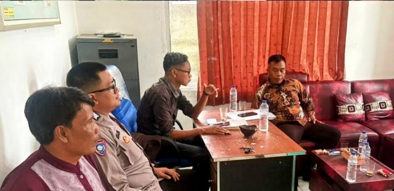 Bhabinkamtibmas Sambang Warga dan Berikan Himbauan Kamtibmas di Desa Binaan