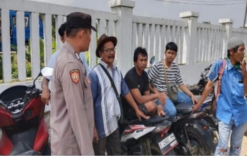 Bripka Satim Polsek Banyusari Hadir ditengah Masyarakat saat menjalankan Ibadah Puasa