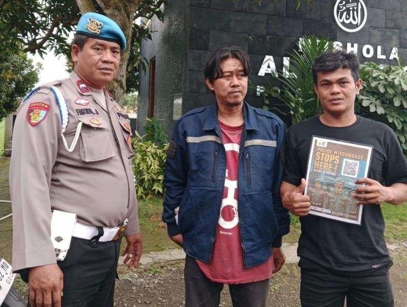 Polsek Banyusari Melaksanakan Sosialisasi QR Barcode ke Masyarakat Pengaduan Divisi Propam Polri 