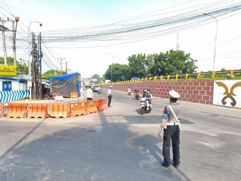 Anggota Pos Pam Jomin Kerahkan 15 Personil Atur Lalu Lintas Antisipasi Lonjakan Pemudik