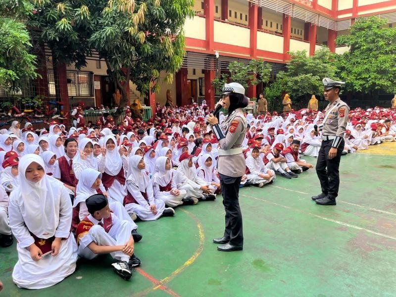 Satlantas Polres Karawang Hadirkan Keseruan, Gelar Kegiatan Police Goes to School di SDN Nagasari IV