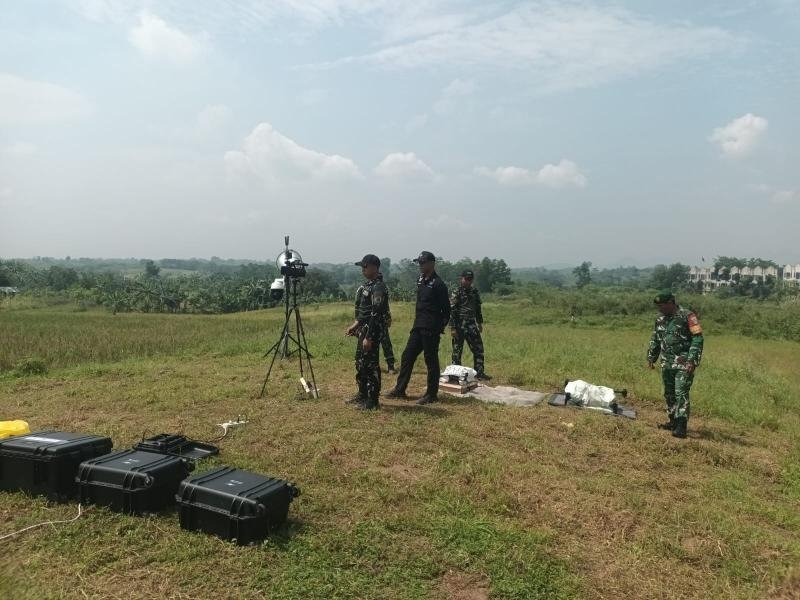 Wujudkan Kegiatan Aman dan Kondusif, Bhabinkamtibmas Polsek Klari Monitor Latihan Yonbekang 5/ARMY