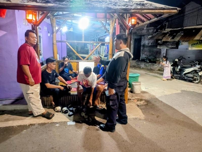 Monitoring Siskamling: Bhabinkamtibmas Ciptakan Lingkungan Aman dan Nyaman