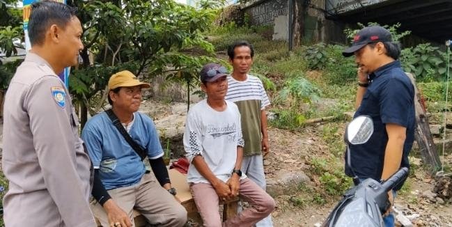 Patroli Humanis Polsek Telukjambe Barat Sasar Warga untuk Jaga Kamtibmas