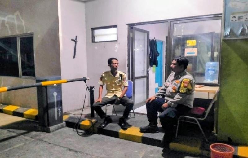 Polisi Laksanakan Patroli Perintis, Ajak Security Rukos Colombus untuk Jaga Kamtibmas