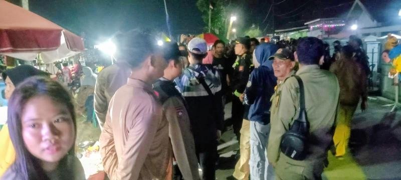 Anggota Polsek Banyusari Ciptakan Keamanan di Acara Hajat Bumi Sandiwara Prabu Danan Jaya Wa Kancil