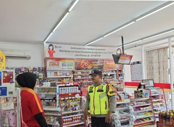 Beri Wawasan Antisipasi Kejahatan ke Warga Jadi Atensi Personil Polsek Tegalwaru Pada Patroli Siang