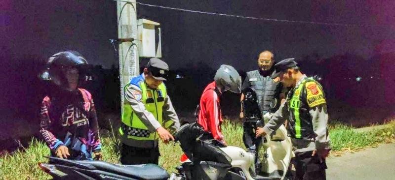 Upaya Anggota Polsek Banyusari Gencar Melaksanakan Razia Sepeda Motor Berknalpot Brong di Wilkum