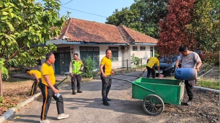 Polsek Klari Bersama Personel Polresta Karawang Gelar Green Policing, Bersihkan Masjid Al-Kasiah