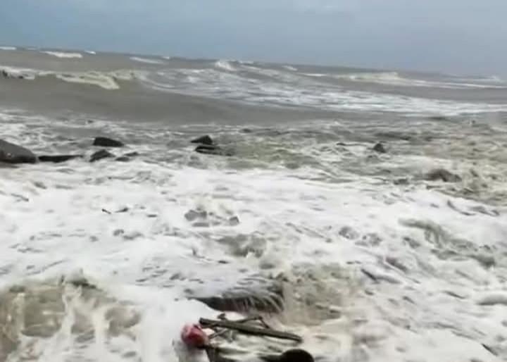 Ombak Besar di Pantai Eretan, Warga Imbau Pengunjung Lebih Waspada