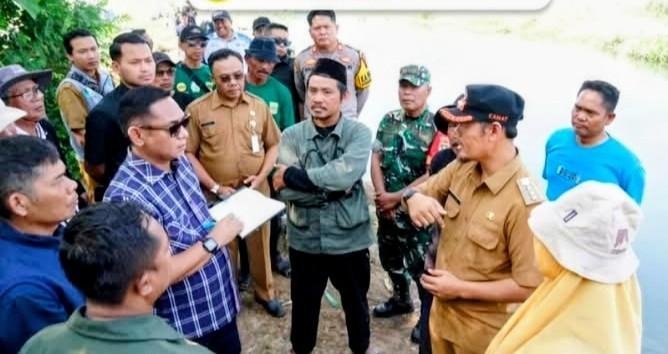 Plt Bupati Bekasi Turun ke Sawah, Pastikan Air Kembali Mengalir untuk Selamatkan Lahan Petani Pebayuran