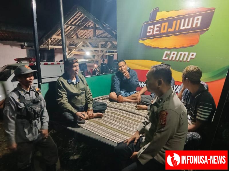 Bhabinkamtibmas Polsek Tegalwaru Ajak Warga Cintalaksana Tingkatkan Waspada Saat Sambang di Poskamling