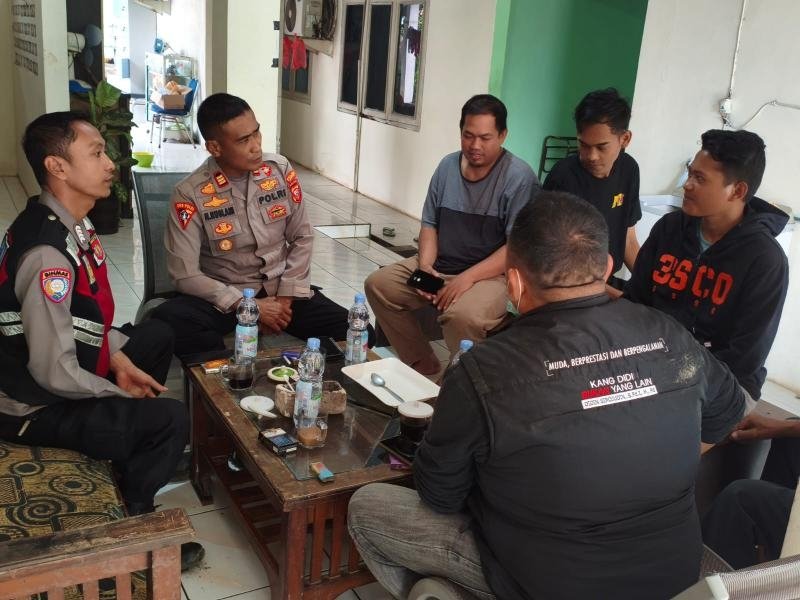 Kapolsek Batujaya melaksanakan Kegiatan Jumat Curhat bersama Tokoh Masyarakat serta Masyarakat Desa Baturaden