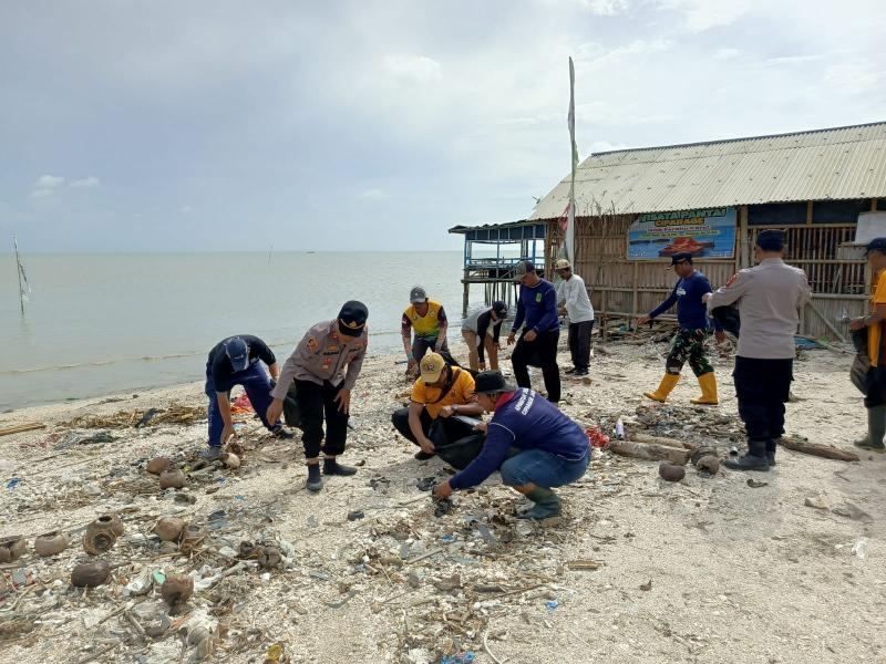 Cipatakan Lingkungan bersih dan nyaman, Kapolsek Pimpin Giat Green Police dibibir pantai Ciparagejaya Kec. Tempuran