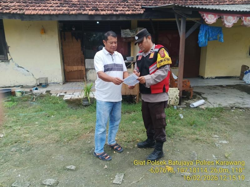 Anggota Polsek Batujaya mensosialisasikan QR Code Div Propam Polri melalui Giat Sambang