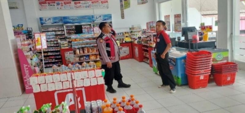 Kanit Sabhara Polsek Batujaya laksanakan Patroli Prekat serta Ciptakan Keamanan di Minimarket