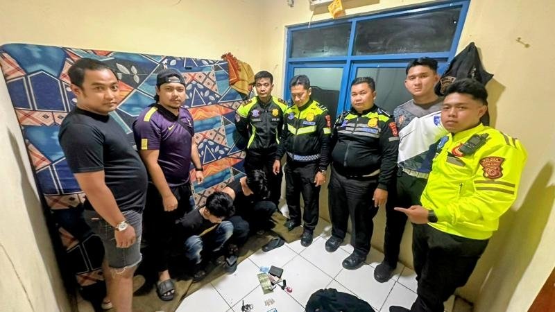 Berawal dari Razia Helm, Satlantas Polres Karawang Ringkus Pengedar Sabu di Bundaran Ciplaz