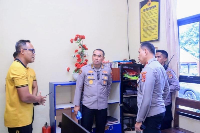 Wakapolda NTB Kunjungi Polsek Ampenan dan Selaparang, Tekankan Disiplin dan Pelayanan Prima