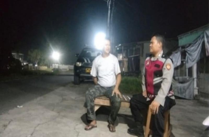 Anggota Polisi Polsek Banyusari Melaksanakan Sosialisasikan Bahaya Judi Online Kepada Masyarakat