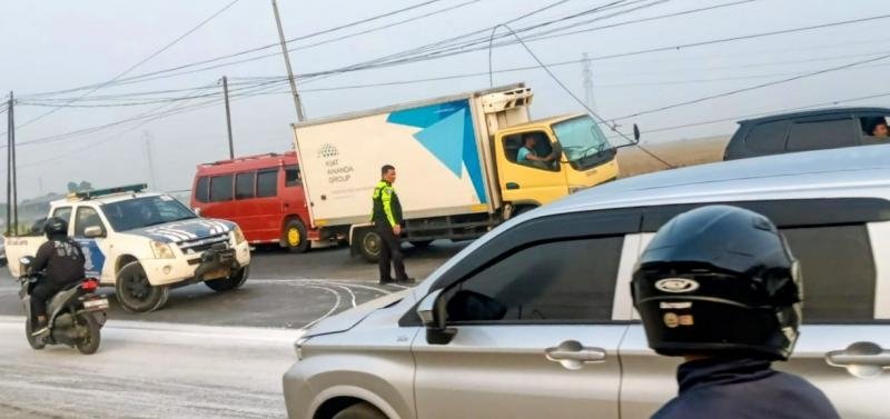 Kecelakaan Tunggal di Karawang Barat, Truk Trailer Terguling Akibat Jalan Bergelombang