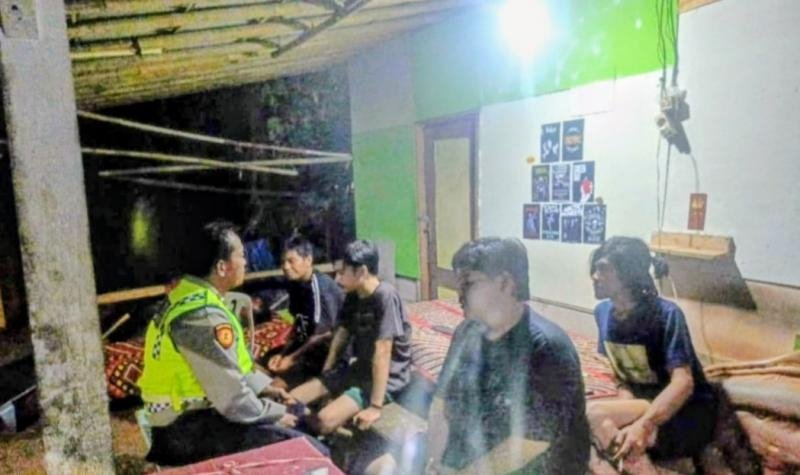 Polisi di Pangkalan Ngawangkong Bersama Warga Krajan saat Laksanakan Kegiatan Sambang Dialogis