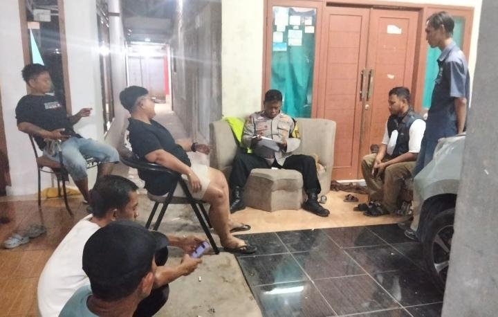 ?Patroli Malam Polsek Klari Sapa Warga Desa Cibalongsari, Sampaikan Pesan Kamtibmas