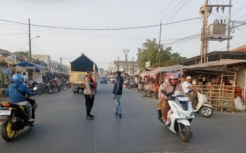Sapa Pagi Warga, Kapolsek Rengasdengklok Pimpin Gatur Lalin Pagi Di Dua Titik Rawan Kemacetan