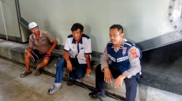 ?Bhabinkamtibmas Polsek Jatisari Sambangi Petugas PDAM Desa Balonggandu