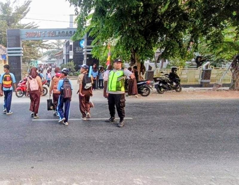 Sapa Pagi Polsek Telagasari, Lakukan Gatur Pagi dan Bantu Siswa Menyebrang