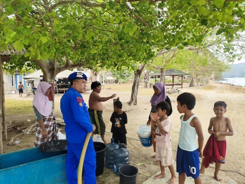 KAPAL POLISI XXI-2007 DITPOLAIRUD POLDA NTB SALURKAN 1,7 TON AIR BERSIH UNTUK MASYARAKAT PESISIR SEKOTONG
