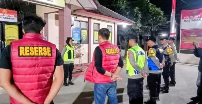 Patroli Malam Humanis, Kapolsek Jatisari Pimpin Anggota Menyapa Warga hingga Perbatasan Karawang–Subang