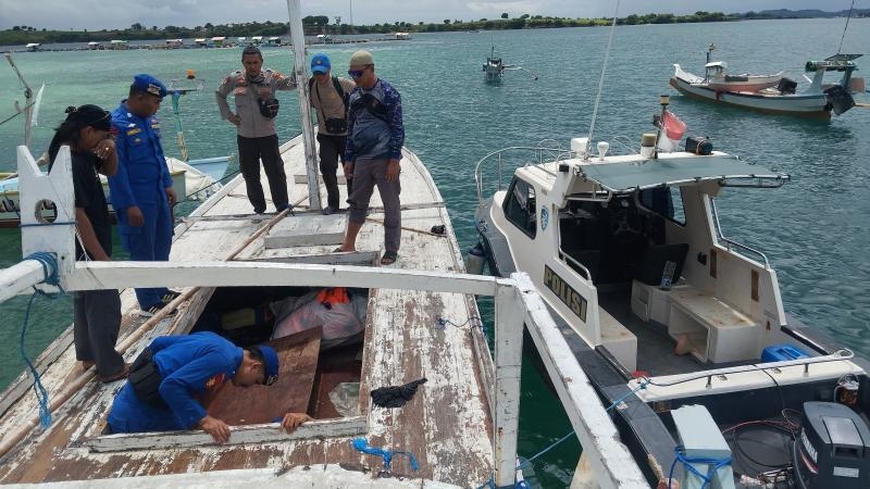 Singgah di Pulau Maringkik, 6 Orang Imigran Gelap Ditangkap Polisi dan diserahkan ke Imigrasi.