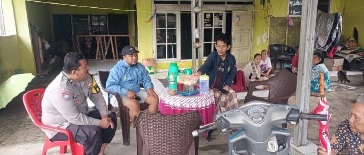 Bhabinkamtibmas Desa Kalijati Tingkatkan Kamtibmas melalui Komunikasi dengan Warga