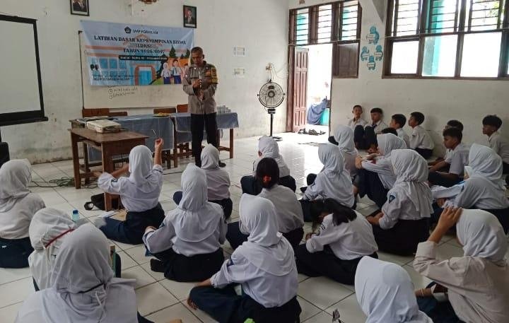Wujudkan Generasi Pemimpin, Bhabinkamtibmas Po?sek Klari Jadi Pemateri LDKS di Sekolah