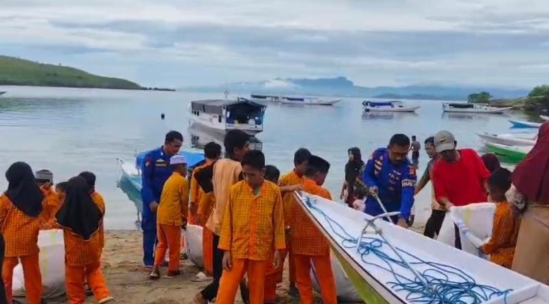 Kapal Polisi XXI-1001 Gelar Bersih Pantai Bersama Pelajar di Gili Tapan Sumbawa