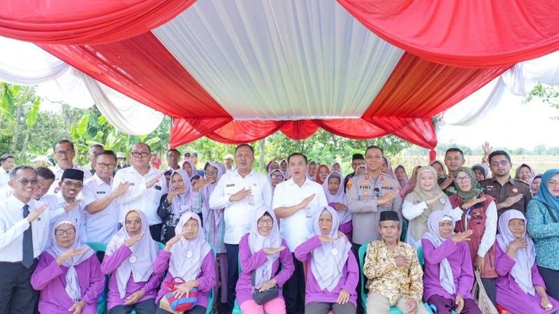Kapolres Karawang Dampingi Bupati Tinjau Langsung Giat PATEN dan Peletakan Batu Pertama Rulahu untuk Lansia
