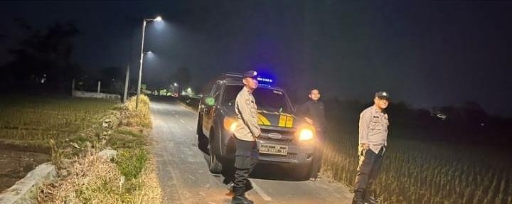 Patroli PREKAT Polsek Jatisari Perkuat Keamanan di Dusun Pulo Kanayakan pada Dini Hari